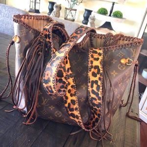 Louis purse comes as a set big purse along with a small side.